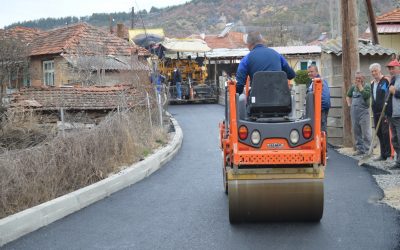 Се асфалтираа улици во с. Град