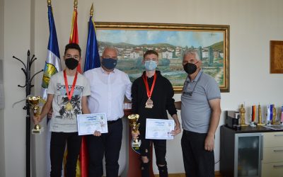 Златните момчиња од Кик-боксинг клубот „Ас“ на прием кај градоначалникот Трајковски