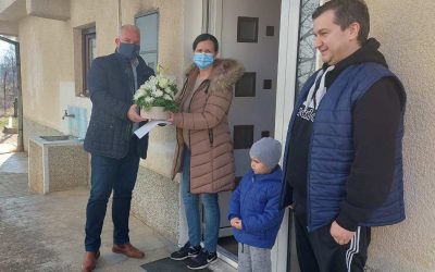 Првороденото новороденче во Делчево во 2022г, Јована, го доби традиционалниот подарок од Општина Делчево