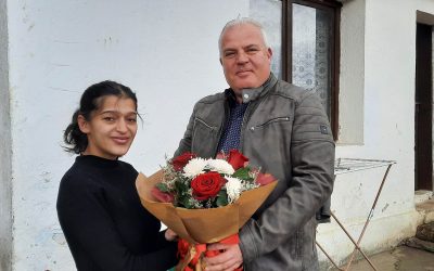 Градоначалникот Трајковски во посета на првороденото новороденче во 2023 г. во Делчево