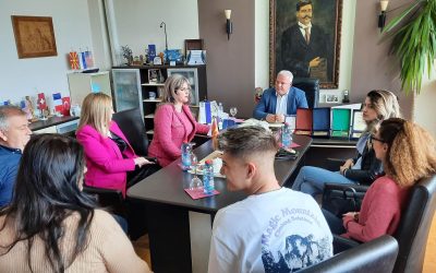 Претставници  од „супер училиштата“ од Пирот и Делчево на средба со градоначалникот Трајковски