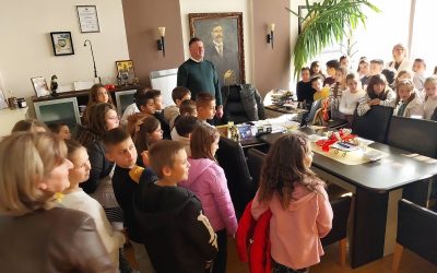 Четвртооделенците од ООУ „Св.Климент Охридски“ учеа за надлежностите на општината и градоначалникот