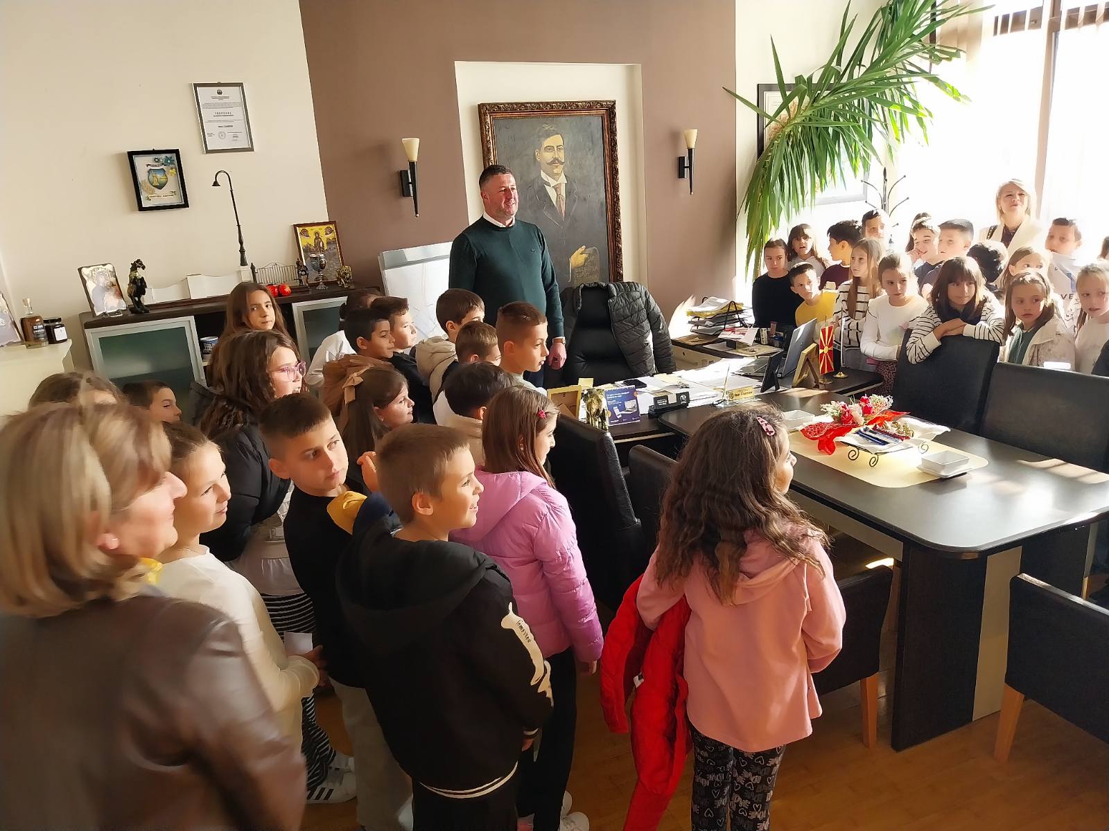 Четвртооделенците од ООУ „Св.Климент Охридски“ учеа за надлежностите на општината и градоначалникот