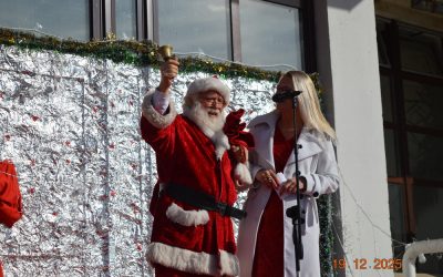 Дедо Мраз пристигна во Делчево – радост и насмевки во рамки на „Зимска приказна во Делчево 2025–2026“
