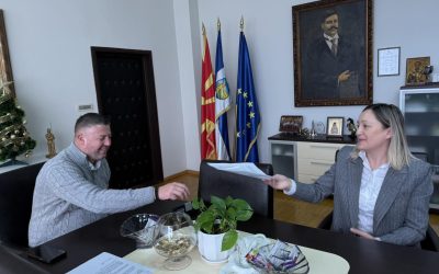 Градоначалникот на Општина Делчево, заедно со претседателот на УПОЗ, Трпе Деаноски, и претседателката на синдикалната организација при Општина Делчево, Ивана Ивановска, потпишаа Анекс за измена и дополнување на Колективниот договор на Општина Делчево
