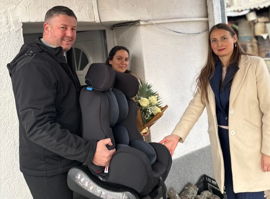 Градоначалникот Гоцевски го посети семејството на првороденото во Делчево за 2026