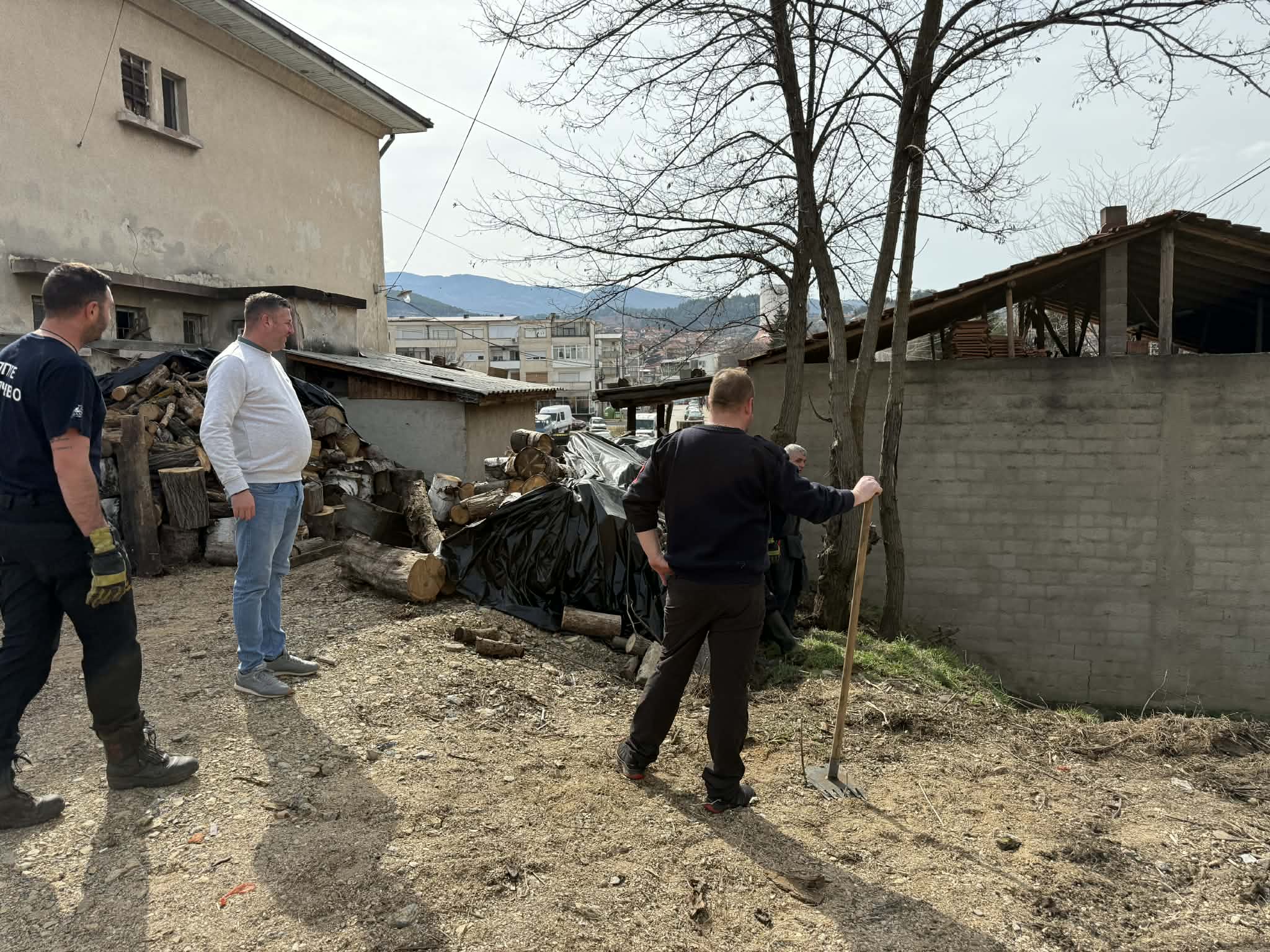 Пожарникарите во акција за чистење на просторот околу ТППЕ во Делчево