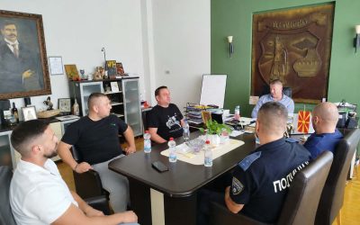 Почит за храброста.  Градоначалникот ги прими повредените при гаснењето на пожарот кај Бигла